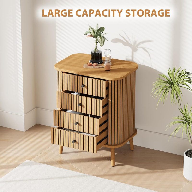 Commode 4 tiroirs, avec poignées noires mates et pieds en bois