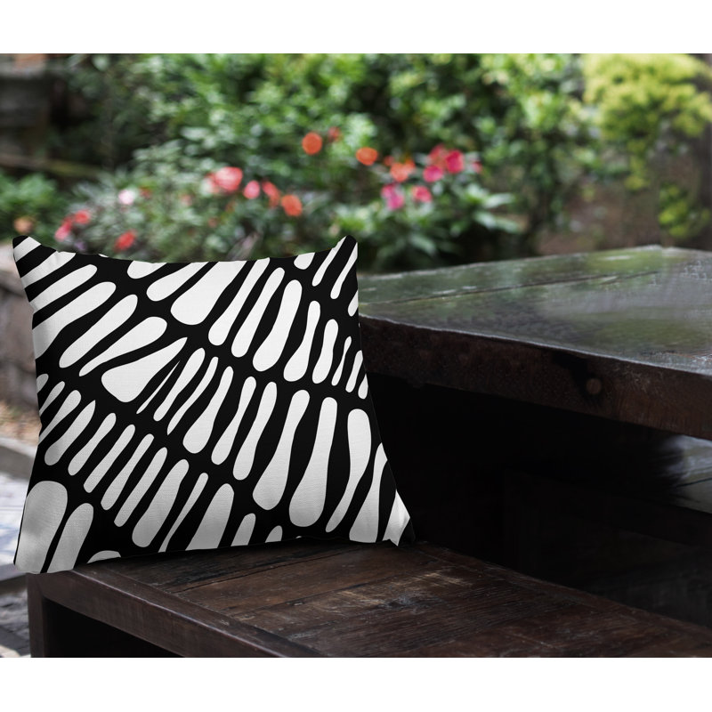 Coussin décoratif intérieur / extérieur Chase Tribal Abstract, L 17 po x H 17 po, Noir