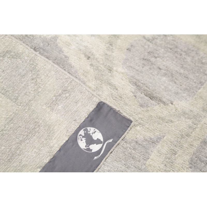 Geometric Area Rug in Light Gray/Ivory