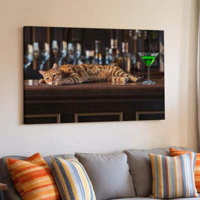 Toile une scène fantaisiste mettant en vedette un chat roux allongé avec des rayures frappantes, positionnées confortablement sur une toile tendue en bois poli