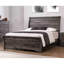 Design contemporain, grand lit gris, lignes horizontales, tête de lit légèrement inclinée, pieds de support, finition de chambre à coucher en bois, structure de lignes,