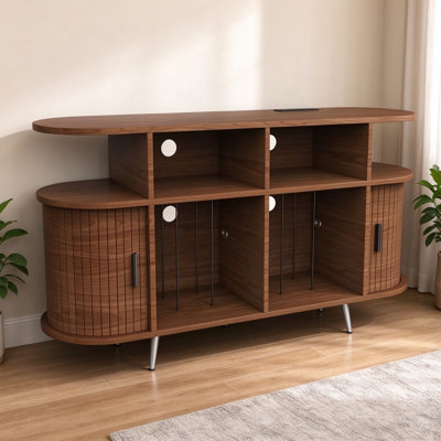 Meuble de rangement pour platine vinyle en bois massif avec station de recharge et ports USB, style moderne du milieu du siècle, avec portes coulissantes, fini noyer, idéal pour le salon ou la chambre.