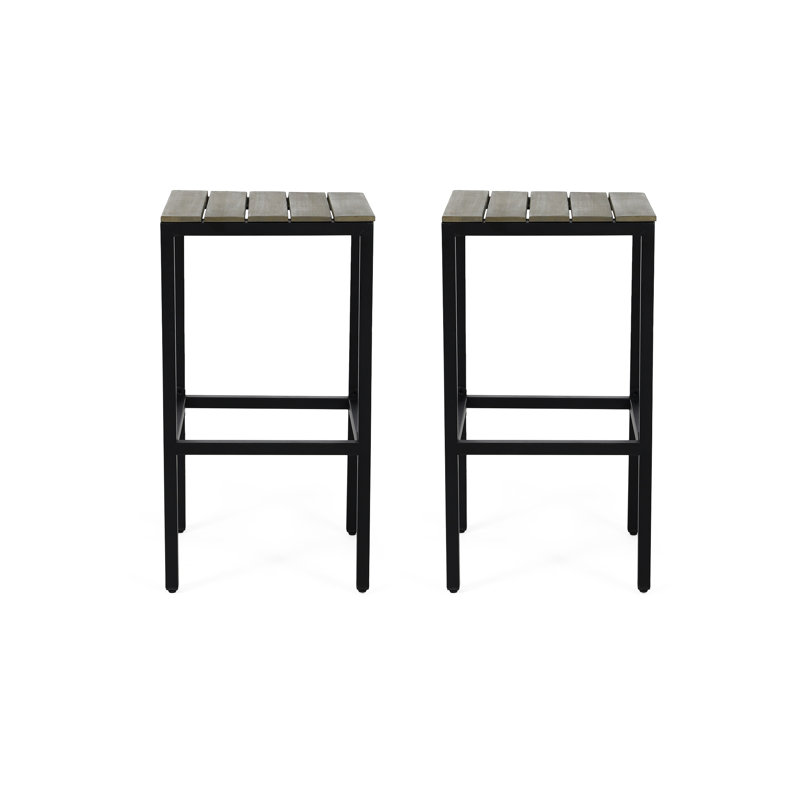 Paire de tabourets de bar en bois pour l'extérieur. Teintes grises et noires. Cadre en métal avec lattes. L 15,64 po x P 30,63 po. Mélange de gris. Base à lattes. L 15,64 po x P 15,64 po x H 30,63 po