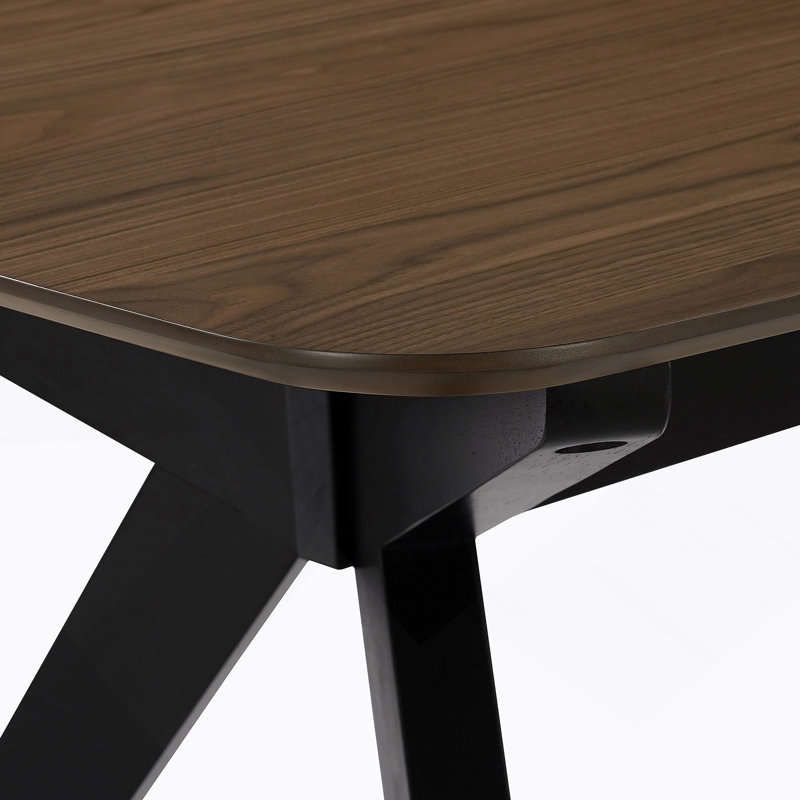 Table de salle à manger exquise fabriquée en bois de qualité supérieure, conçue pour des expériences culinaires inégalées et une décoration intérieure améliorée.
