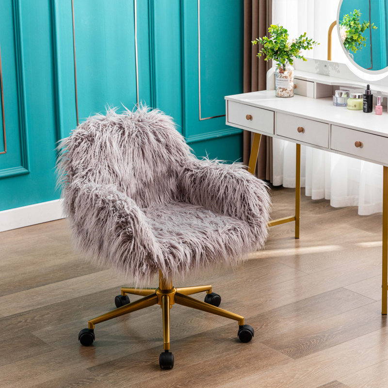 Chaise de coiffeuse grise en fausse fourrure: base plaquée or et sièges moelleux réglables pour filles