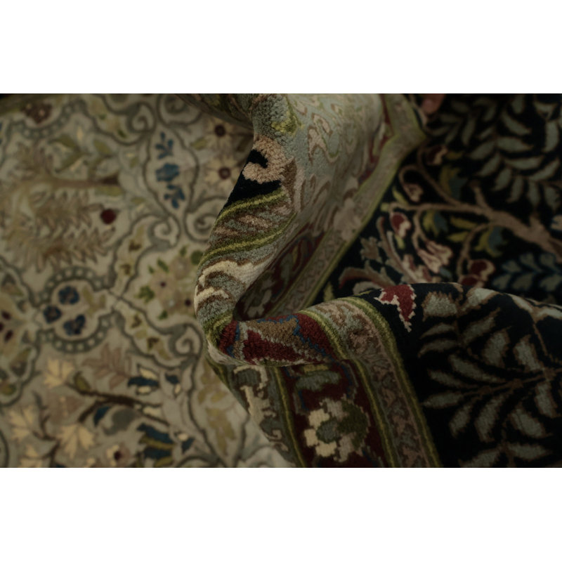 Tapis traditionnel Artful 8 x 8 avec de subtiles bordures colorées