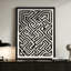 Motif de labyrinthe abstrait moderne et abstrait: motif géométrique noir et blanc complexe, impression sur bois. Toile encadrée 24 "x 36" avec cadre en bois noir