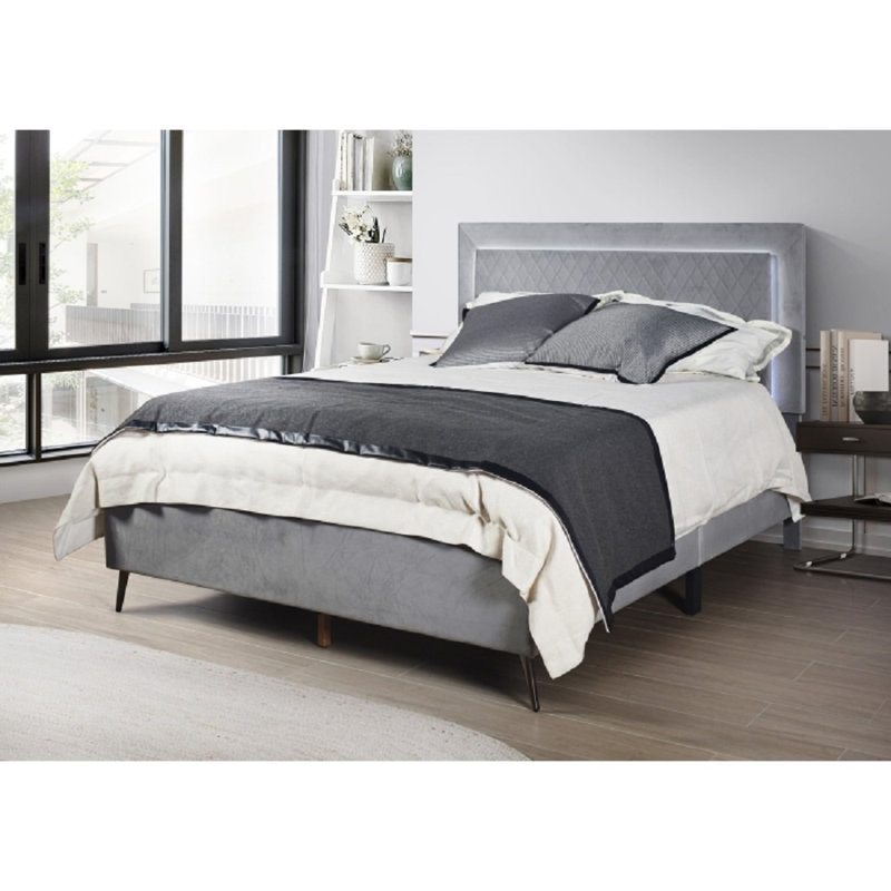 Lit plateforme California King Size recouvert de velours avec tête de lit DEL, pieds en métal inclinés élégants, gris foncé