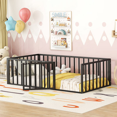 Structure de lit polyvalente en métal avec clôture et porte ouverte, idéale pour les chambres d'enfants et divers styles de décoration intérieure