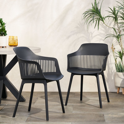 Chaise Dahlia - Extérieur. Polypropylène noir résistant aux intempéries. Courbe élégante. H 33 po x l 22,5 po x P 21,5 po. Cadre stable