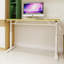 Bureau multifonctionnel réglable pour adultes, à hauteur réglable manuellement, idéal pour la maison et le bureau, pieds blancs, plateau couleur bois, double colonne de support pour les mains, design fonctionnel et simple.-693535986