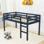 Lit mezzanine en bois avec échelle-122058759