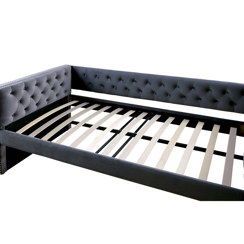 Lit de jour de style transitionnel à finition grise avec lit gigogne, capitonnage à boutons en flanelle capitonnée, garniture cloutée et motif inspiré, ensemble de lattes offert avec lit gigogne