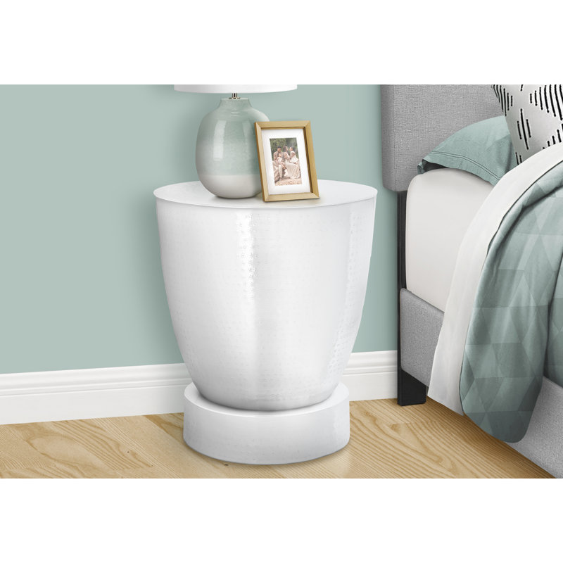 Table de chevet chic en métal blanc avec table de chevet moderne pour le décor de chambre à coucher avec concept d'économie d'espace