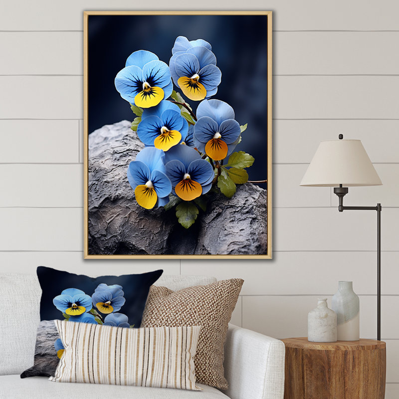 «Blue Blue Pansies», photo vibrante sur toile, H 44 po x l 34 po x P 1,5 po, Cadre naturel flottant