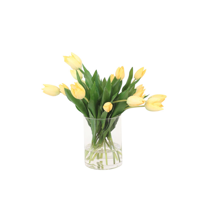 Tulipes jaunes dans un vase en verre