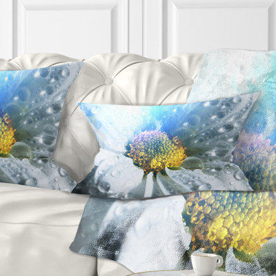 Grande fleur blanche avec gouttes de pluie - Coussin décoratif à imprimé floral