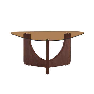 Table basse triangulaire de style rétro avec un plateau en verre trempé de couleur thé et des pieds triangulaires en panneau de fibres à densité moyenne de couleur noyer. Idéal comme table d'appoint de canapé, table de coin, table basse portable pour le salon.