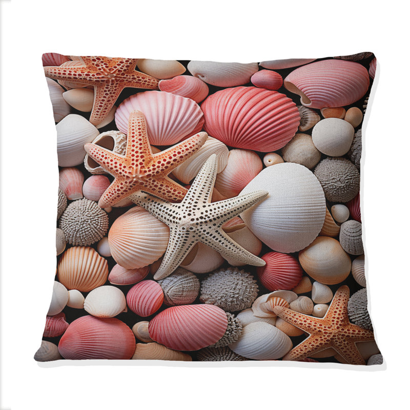Coussin beige et coquillage rose sur la plage II