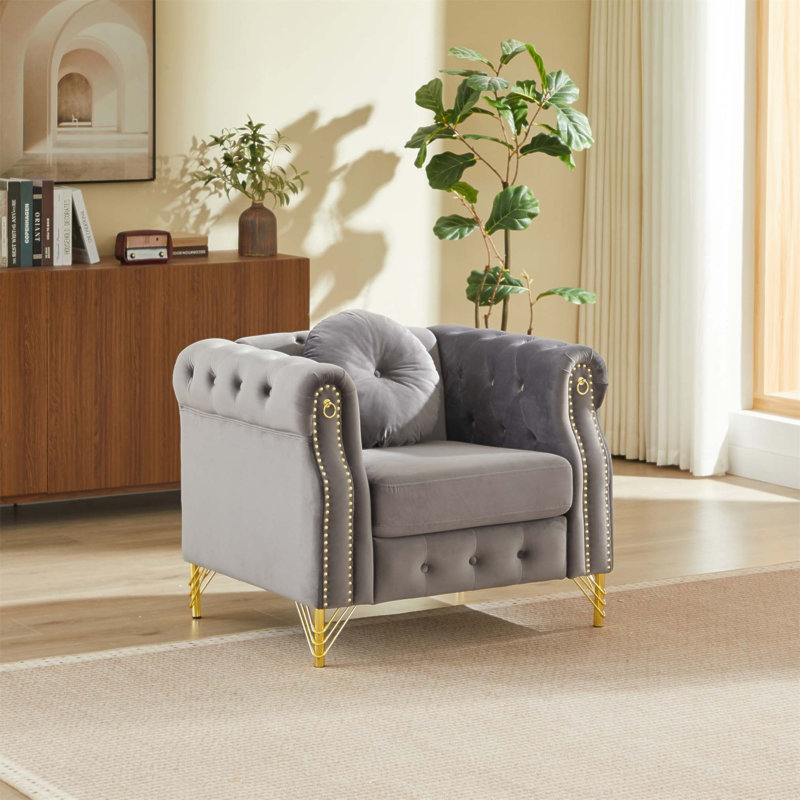 Luxueux canapé Chesterfield en velours avec des clous en cuivre, des boutons capitonnés et des pieds en métal, parfait pour une assise élégante et confortable