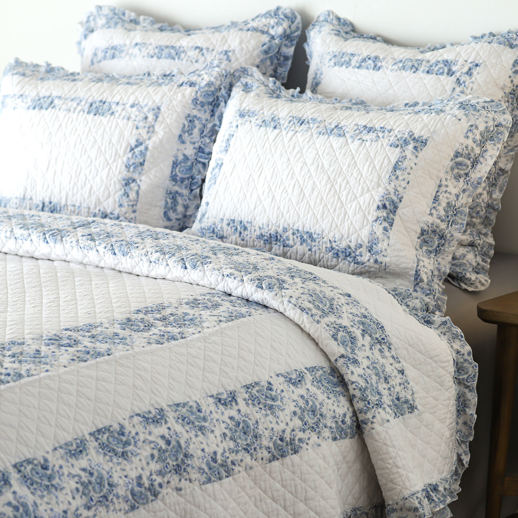 Berna Blue/White Cotton Quilt Set, Twin