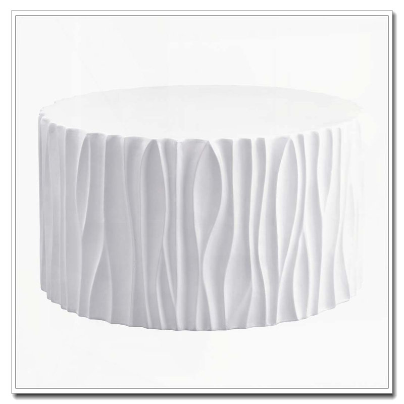 Table basse d'extérieur blanche moderne avec motif cannelé ondulé