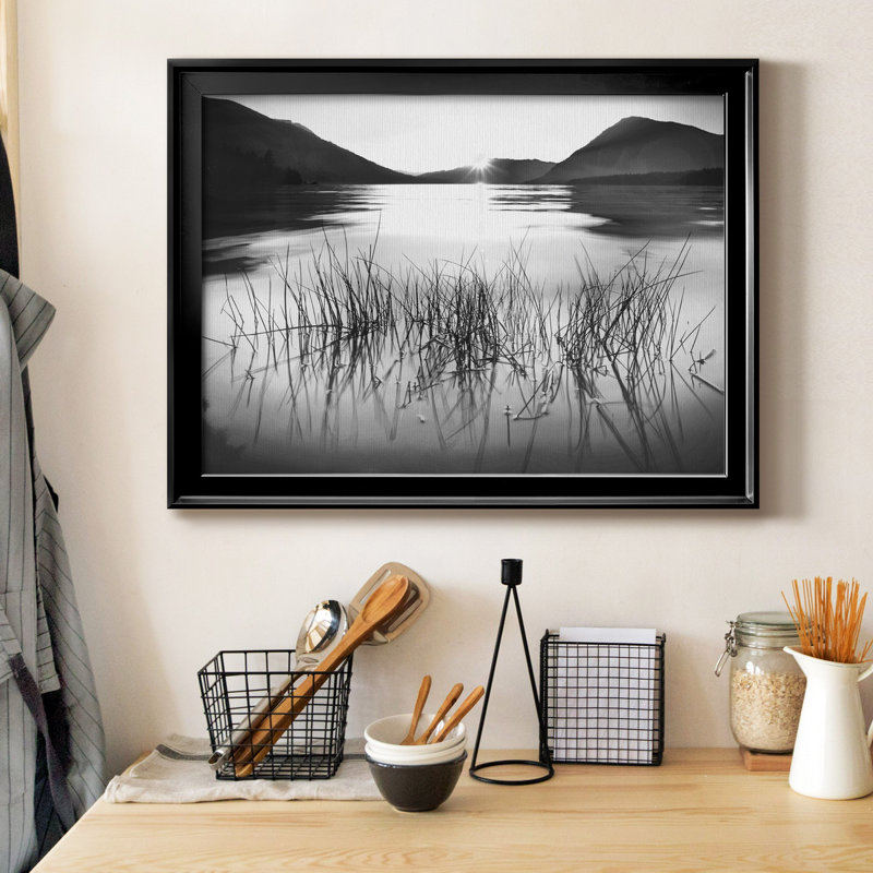 «Whisper Lake», reproduction encadrée de qualité supérieure - prête à être accrochée, H 30,5 po x l 42,5 po x P 1,5 po