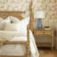 Lit luxueux avec structure et finition en bois de couleur naturelle