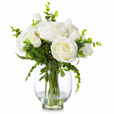 Arrangement floral de roses artificielles dans un vase en verre