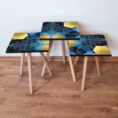 Ensemble de 3 tables gigognes modernes, bleu marine et or, 13,8 po x 20,5 po x 13,8 po | 100% panneau de fibres à densité moyenne avec pieds en bois de hêtre, épaisseur: 0,7 pouce | Conception géométrique élégante, parfaite pour le salon ou le bureau