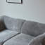 Canapé 2 places moderne et épuré en velours avec coussins, idéal pour les petits salons et bureaux. Gris, coussins moelleux, gain de place, rembourrage en mousse compressée.