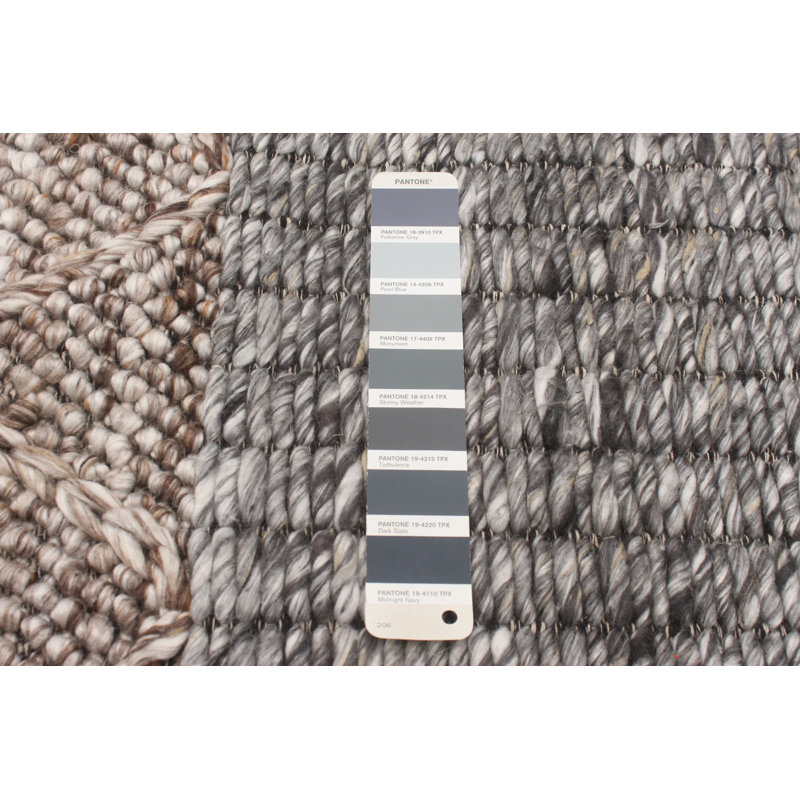 Tapis gris foncé en laine tressé à la main