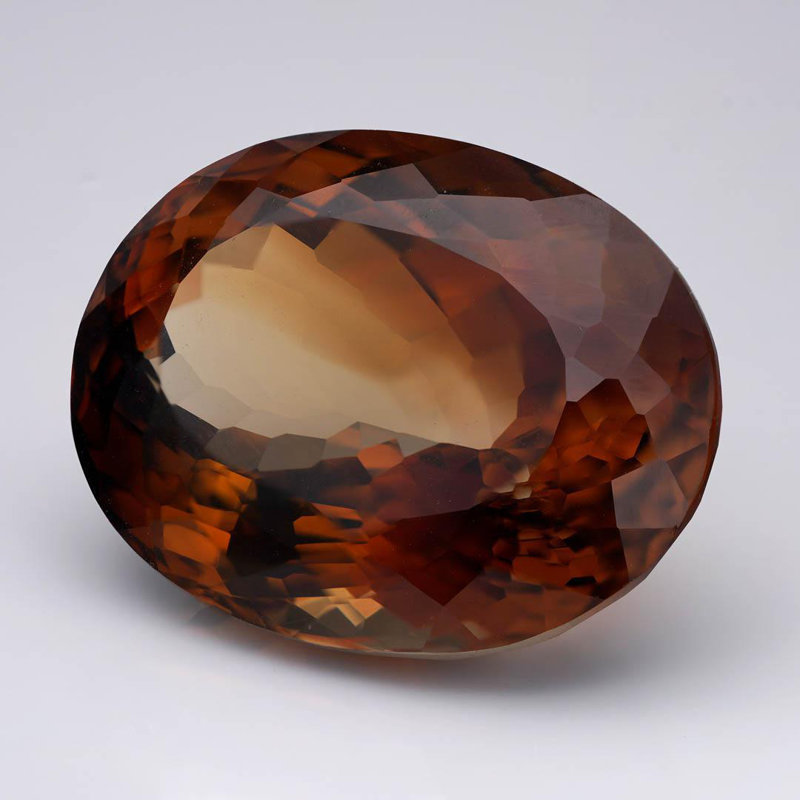 Topaze brune ovale taillée 44,88 carats certifiée GIA