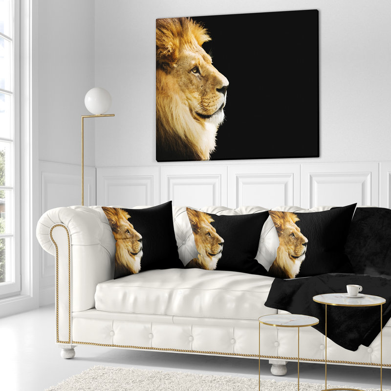 Portrait d'un grand lion sur fond noir - coussin imprimé animal, 16 po x 1 po, Coussin décoratif
