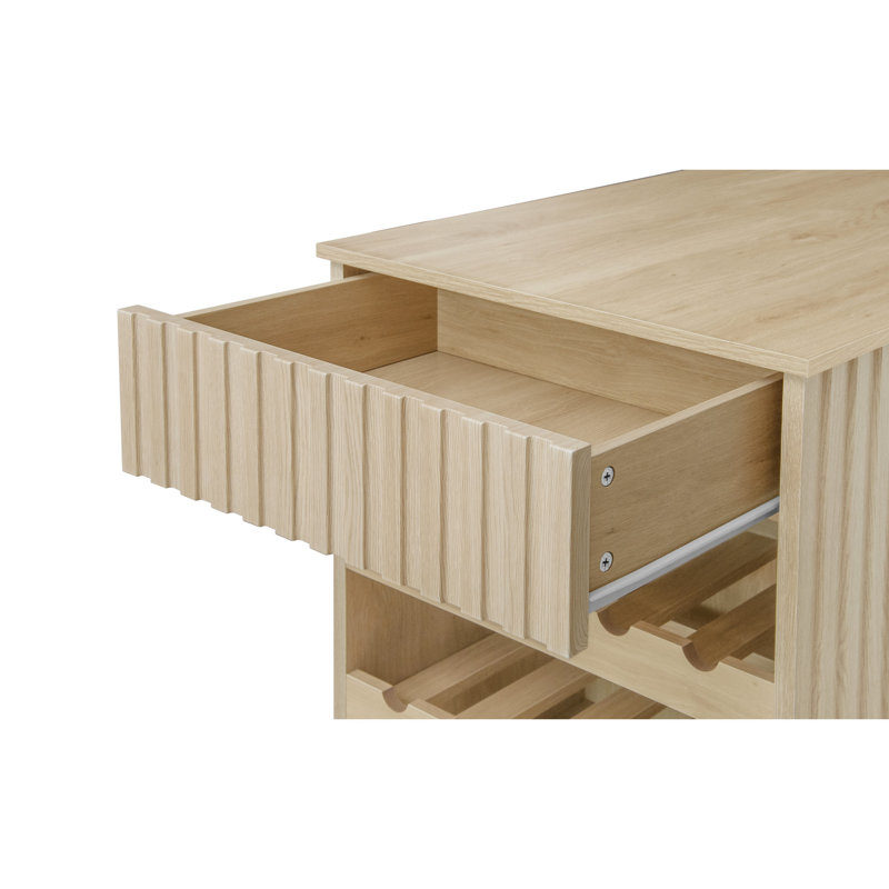 Îlot de cuisine moderne, support à vin à 2 rangées, grand rangement pour et aspect cannelé, espace