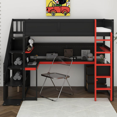 Lit mezzanine simple avec bureau et panneau perforé, structure de lit de jeu en bois avec escalier de rangement et tablettes ouvertes