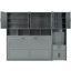 Mur gris avec lit simple avec garde-robe, tiroirs et bureau