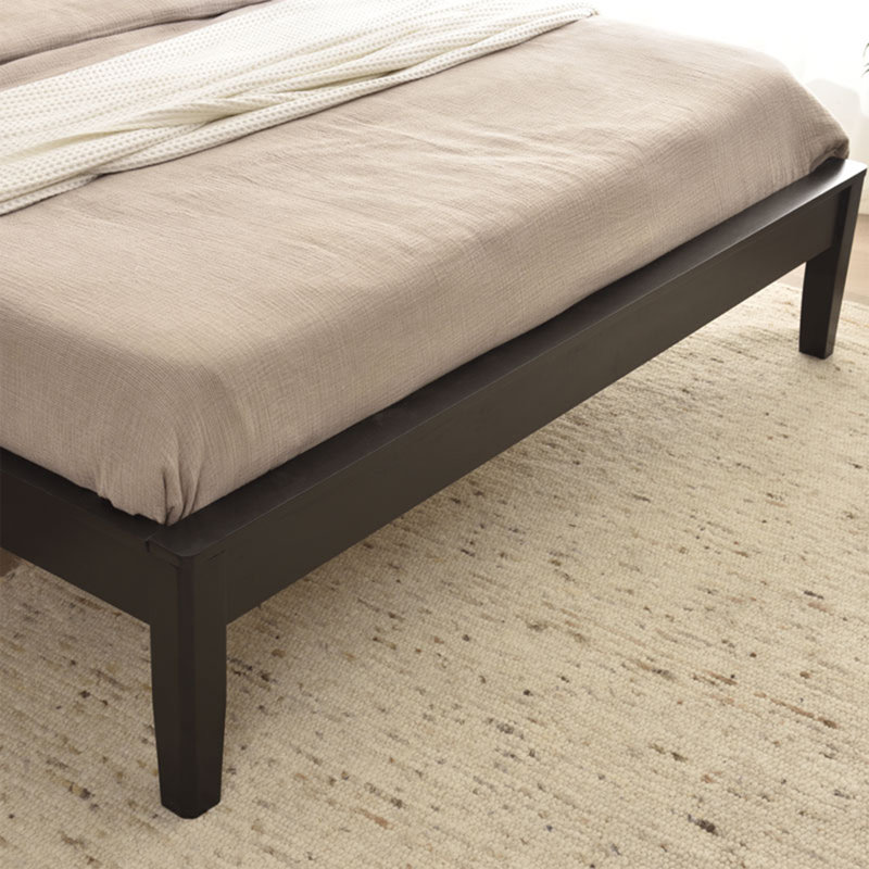 Base de lit plateforme en bois de pin massif Red Barrel Studio® Selena, Noir, Double