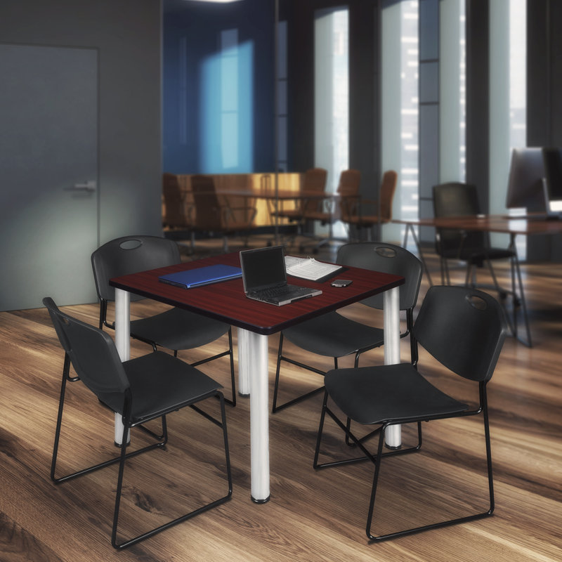 Plateau de table Kee Square, 4 chaises empilables Zeng, H 29 po x l 48 po x P 48 po, Acajou / chrome, Noir