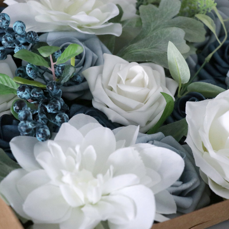 Boîte romantique avec fleurs artificielles faites à la main en blanc et bleu