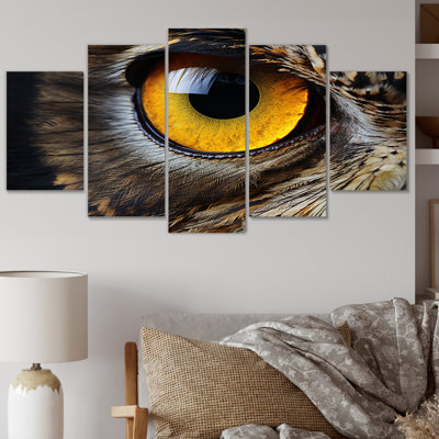 Gros plan sur l'oeil d'une chouette brune, reproduction de la faune sur toile - 5 panneaux