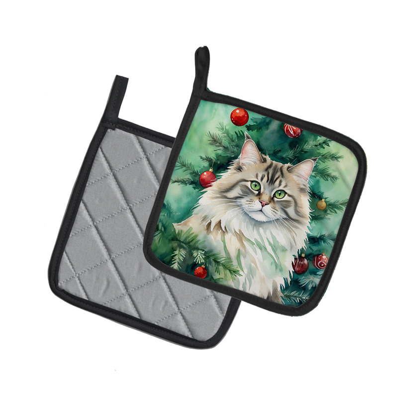 Chat sibérien près de l'arbre de Noël