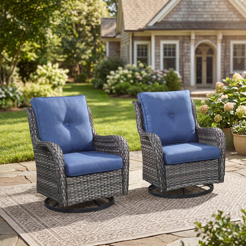 Swivel and sliding wicker patio chairs, Gris, Île Seymour Nord, Galapagos