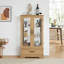 Élégante armoire en verre avec 2 portes, 1 tiroir, des tablettes réglables et une texture chêne style Curio 3-126088698