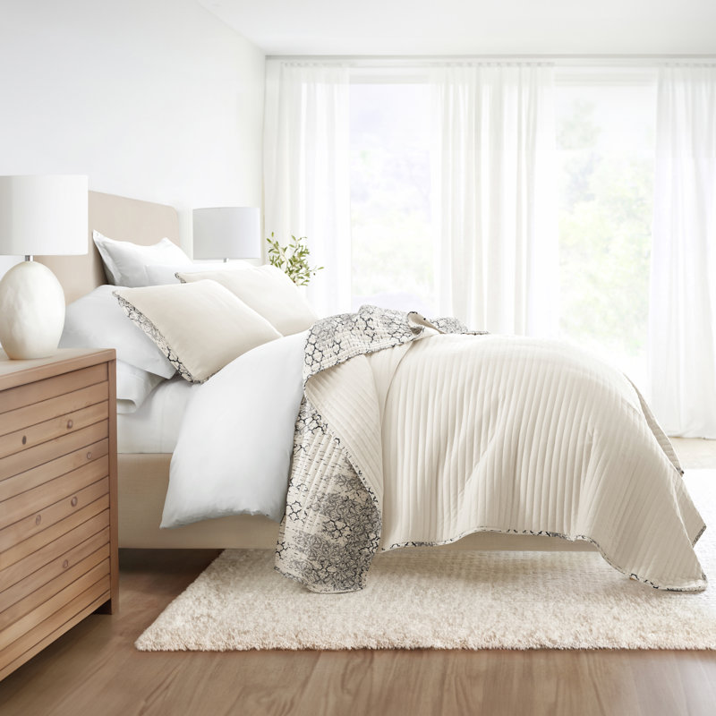 Light Gray Reversible Microfiber Full Quilt Set with Geometric Pattern
