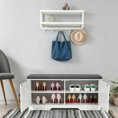 Banc de rangement blanc pour chaussures avec coussin rembourré - Banc de rangement caché de 39,4 pouces avec portes de grange coulissantes - Siège et organisateur de vestibule rustique moderne