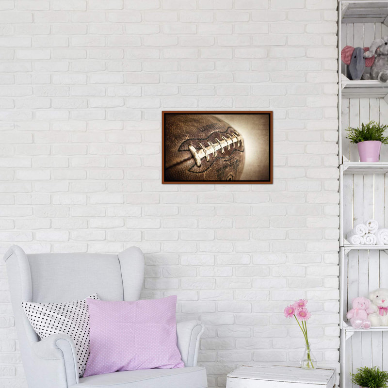 Football rétro par Saint and Sailor Studios - reproduction de photo, H 18 po x l 26 po x P 1,5 po, Toile avec cadre brun