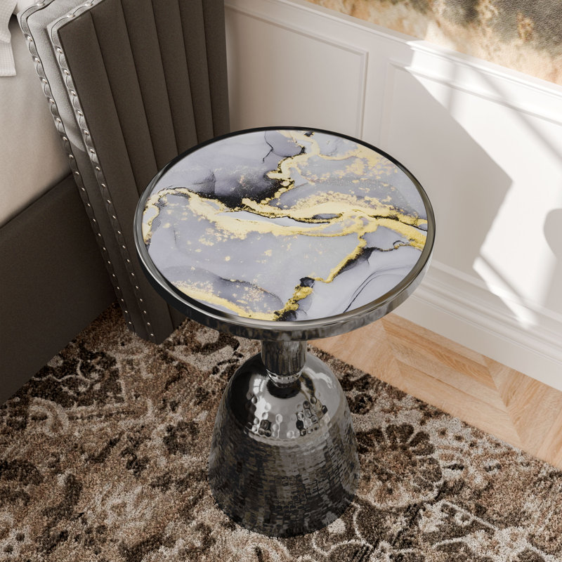 Table d'appoint en métal Cheryll avec plateau en marbre gris et base martelée