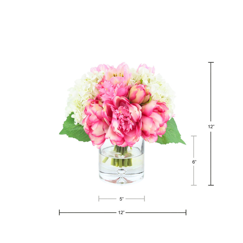 Pivoines, tulipes et hortensias dans un vase en verre