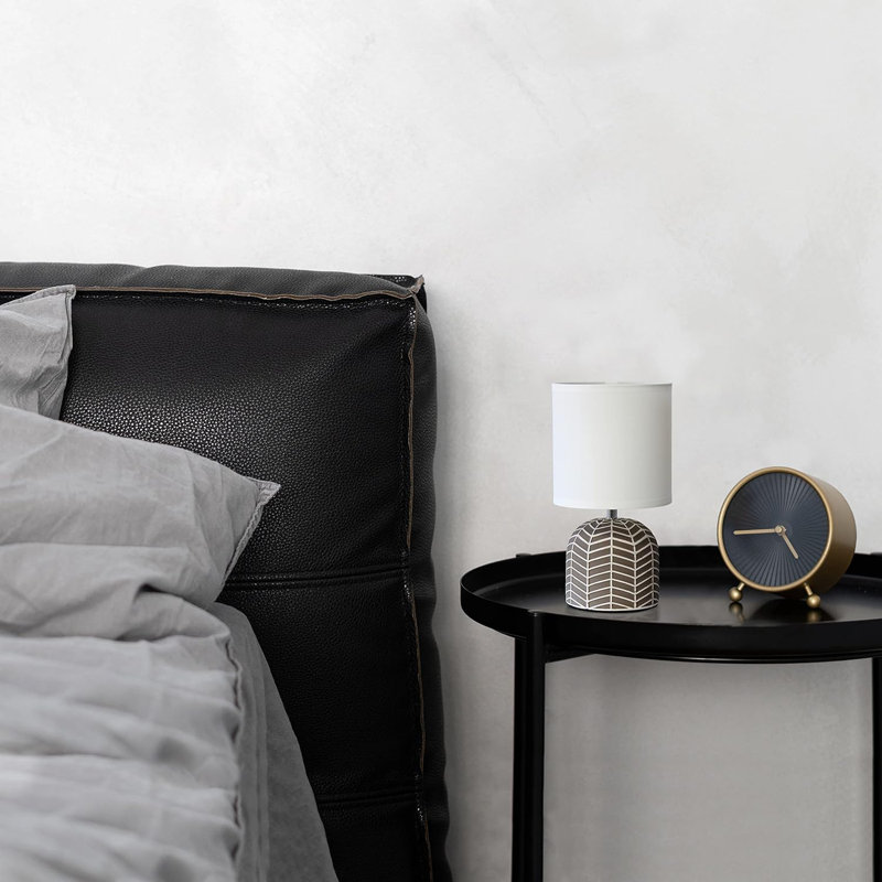 Petite lampe de table contemporaine avec base ondulée et tambour blanc